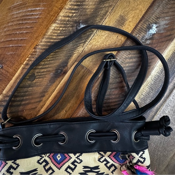 Lily Queen Aztec Crossbody Bucket Bag - Picture 5 of 10